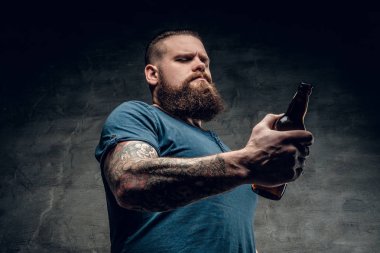 Şişman adam bira şişesi tutan