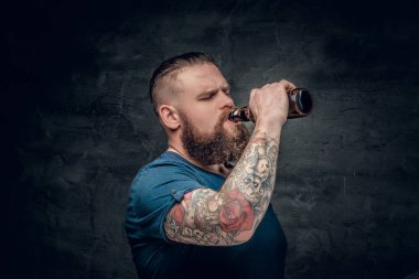 Sakallı adam bira içiyor