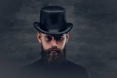 Sakallı hippi siyah bir gömlek giymiş