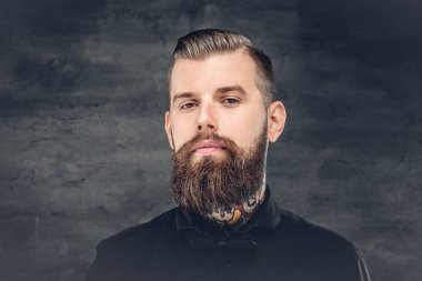 Sakallı adam dövme ile