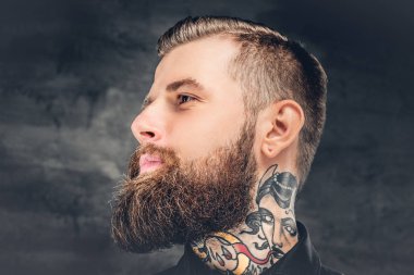 Sakallı adam dövme ile