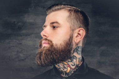Boynunda dövme olan adam.