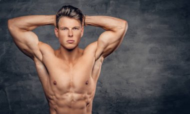 Güneşten kaslı adam