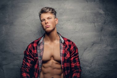 Güneşten yakışıklı