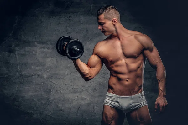 Shirtless muscular homem detém halteres — Fotografia de Stock