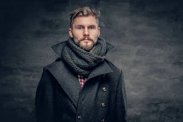Sakallı adam gri ceket — Stok fotoğraf