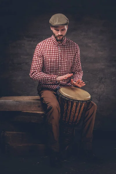 Man speelt op ethiek houten drums — Stockfoto