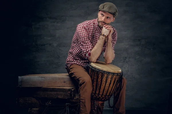 Man speelt op ethiek houten drums — Stockfoto