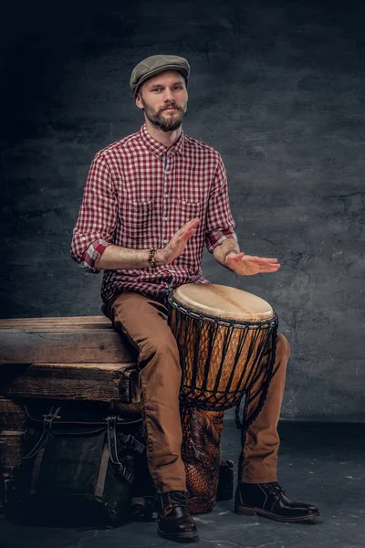 Man spelar på etiken trä trummor — Stockfoto