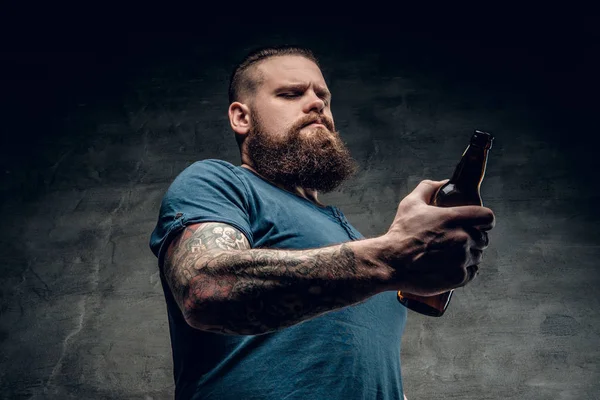 Fat man holds beer bottle — Stock Photo, Image