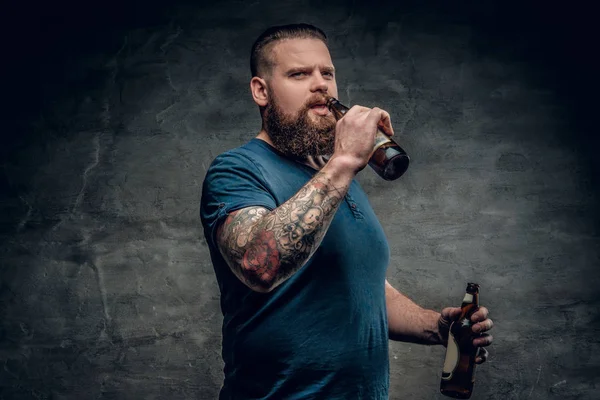 El barbudo bebe cerveza. —  Fotos de Stock