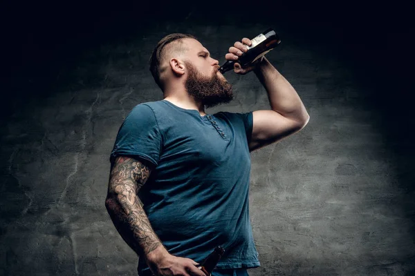 L'uomo barbuto beve birra — Foto Stock