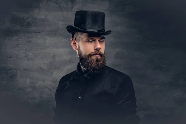 Bearded hipster dressed in a cylinder hat. — Stock Photo, Image