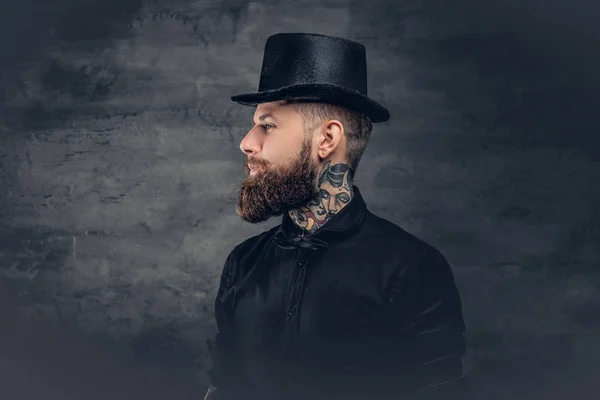 Бородатий хіпстер одягнений в капелюх циліндра . — стокове фото