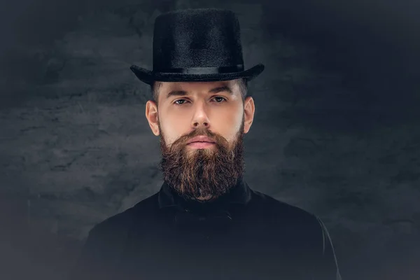 Hipster barbu vêtu d'une chemise noire — Photo