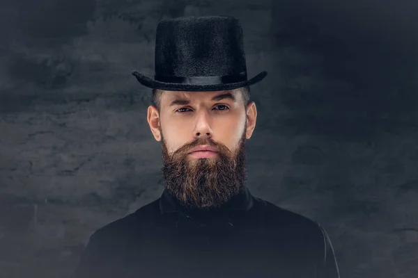 Бородатий хіпстер одягнений у чорну сорочку — стокове фото