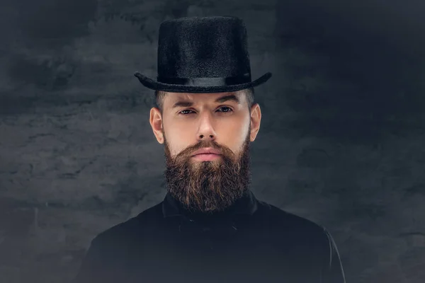 Skäggiga hipster klädd i en svart tröja — Stockfoto