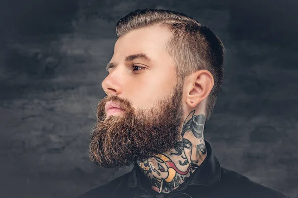 Człowiek z tatuażem na szyi. — Zdjęcie stockowe