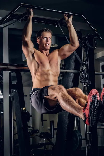 Homem muscular fazendo exercícios ABS — Fotografia de Stock