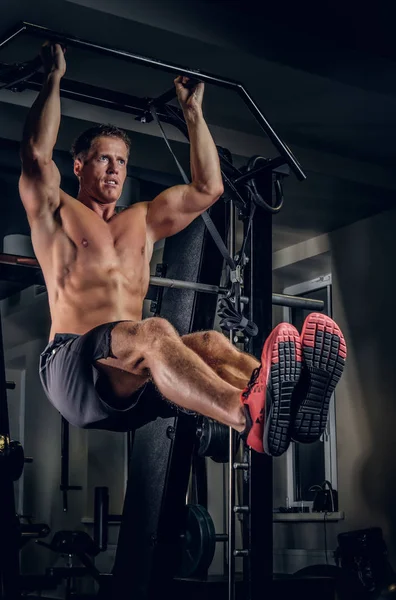 Homem muscular fazendo exercícios ABS — Fotografia de Stock