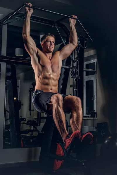 Muscular man doing ABS workouts — Stock Photo, Image