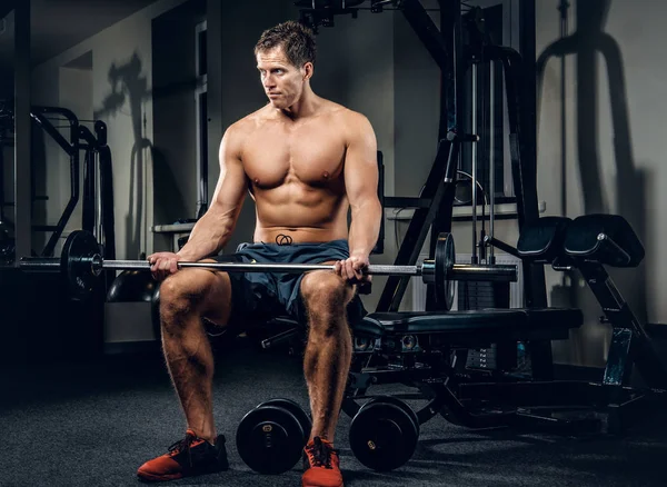 Man doing workouts with barbel — Stock Photo, Image