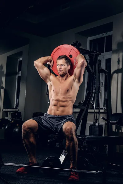 Muskulöser Mann hält Langhantelgewicht — Stockfoto