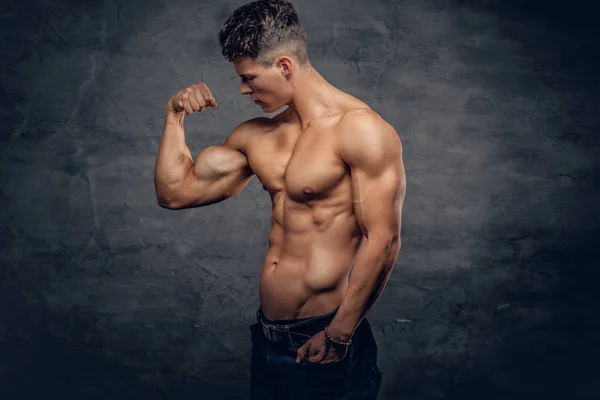 Abbronzato uomo muscolare — Foto Stock