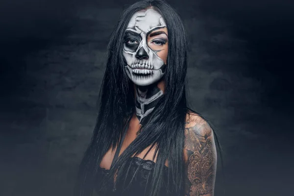 Zombie-Frau mit gemaltem Totenkopf-Gesicht — Stockfoto