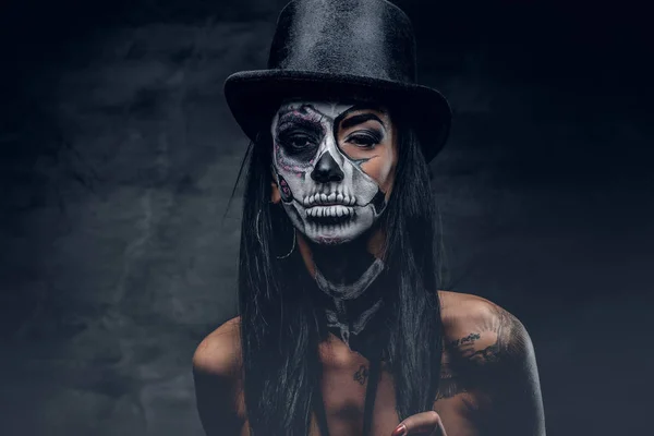 Зомби-женщина с раскрашенным лицом черепа — стоковое фото