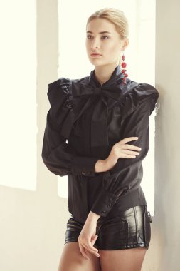 Sarışın kadın siyah bir giyim giyinmiş