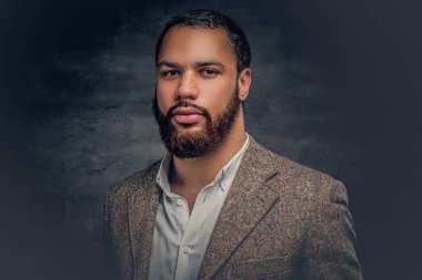 Siyah adam bir yün gelen bir takım elbise giymiş