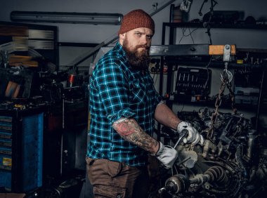 Bir araba motorunun teftiş makinist 