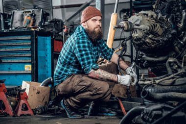 Bir araba motorunun teftiş makinist 