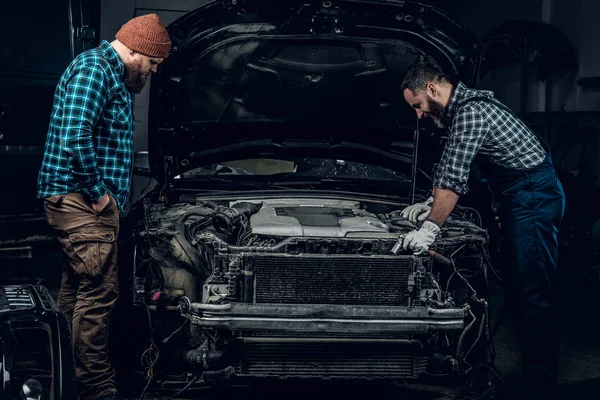 Dwóch mechaników naprawy samochodu — Zdjęcie stockowe