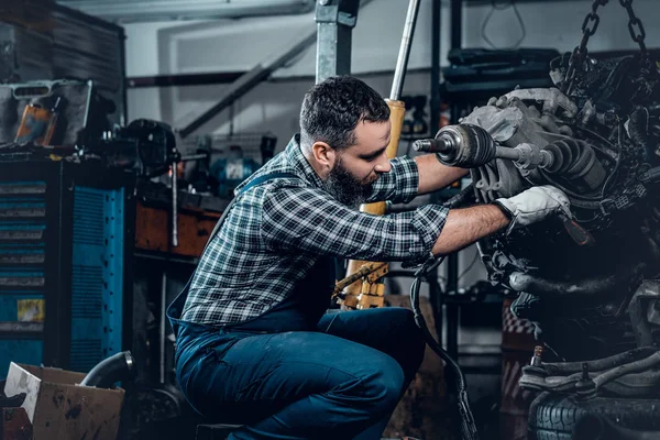 Mecánico barbudo reparando el motor del coche — Foto de Stock