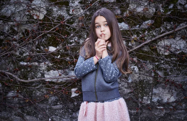 Schattige brunette meisje — Stockfoto