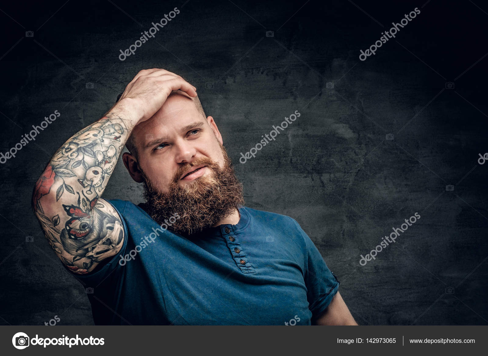 Bearded fat male with tattoos on arm — Stock Photo © fxquadro #142973065