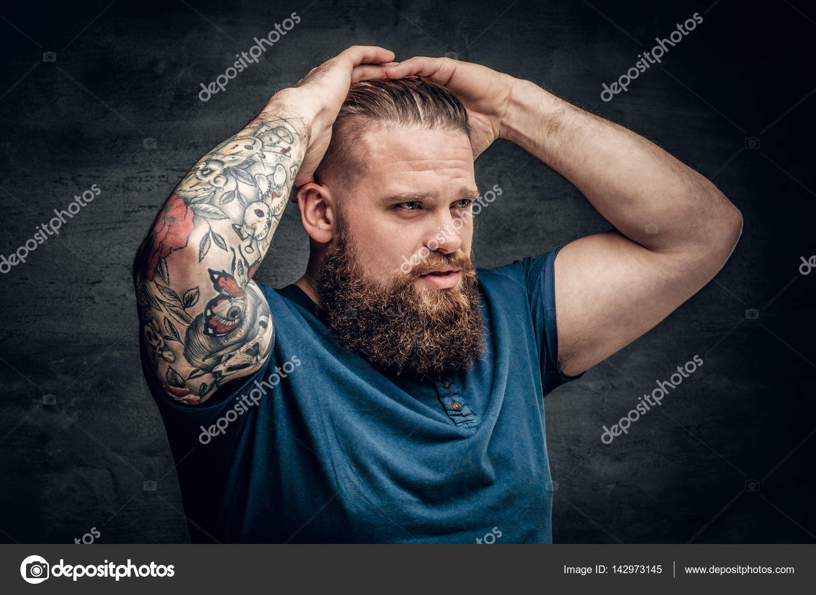Bearded fat male with tattoos on arm — Stock Photo © fxquadro #142973145