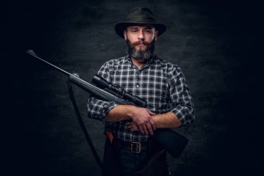 Sakallı avcı tüfeği tutan
