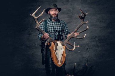 Bir iki geyik kafatası avcısı tutar