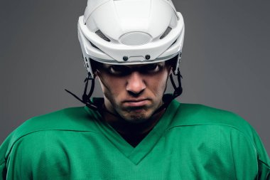 Hokey oyuncusu buz sopa tutar