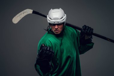 Hokey oyuncusu buz sopa tutar