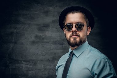 Papyon ile bir gömlek giymiş hipster