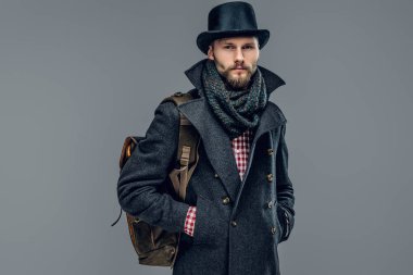 Sakallı erkek gri bir ceket giymiş