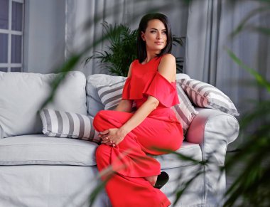 Bir kırmızı gece elbisesi giymiş kadın