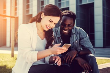 Siyah erkek ve akıllı telefon kullanan kadın