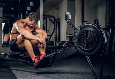 Gömleksiz kaslı erkek spor kulübü