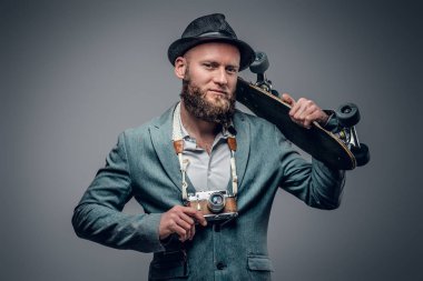 Sakallı adam tutar fotoğraf makinesi