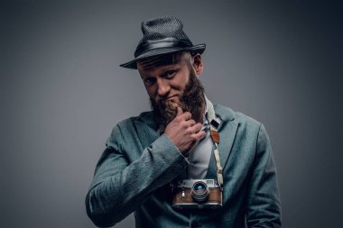 Sakallı adam tutar fotoğraf makinesi